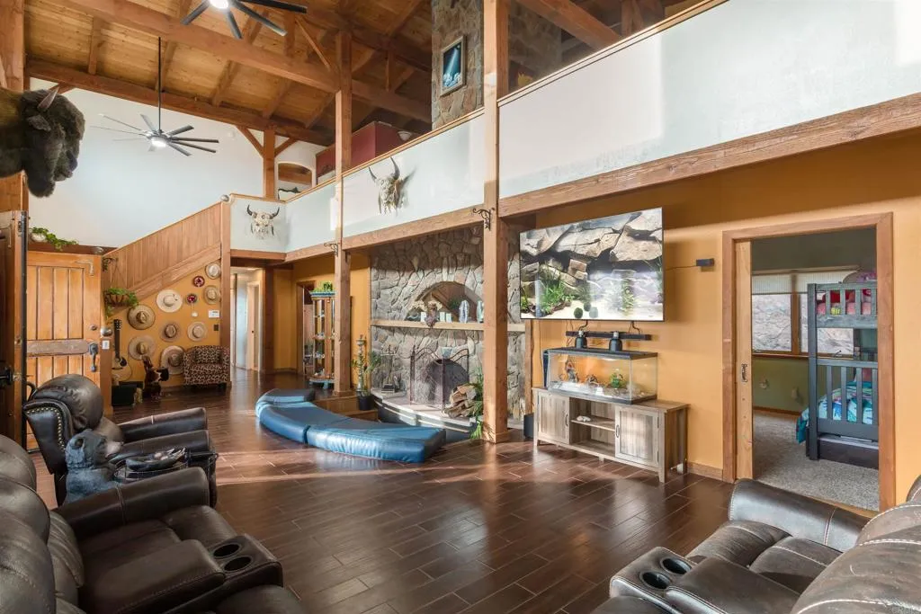 https://cdn.realtyfeed.com/cdn/127/306347909/c598a1623f3d32a6a398805cd3cd2382.webp
