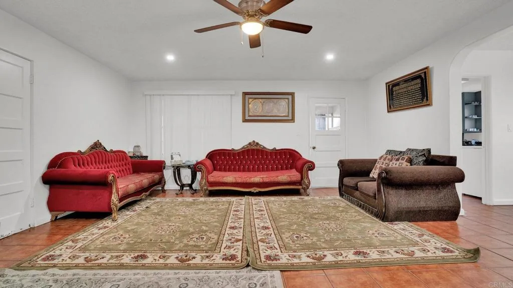 https://cdn.realtyfeed.com/cdn/127/306350956/9045cb4260a2517210bd2255f182cf3a.webp