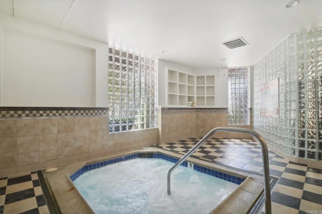 https://cdn.realtyfeed.com/cdn/127/306351413/33d2aafde083db6f56c42fe7578cb246.webp
