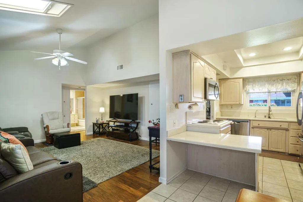 https://cdn.realtyfeed.com/cdn/127/306351535/e285916bcf5fb309c1a0ee1179693fcc.webp