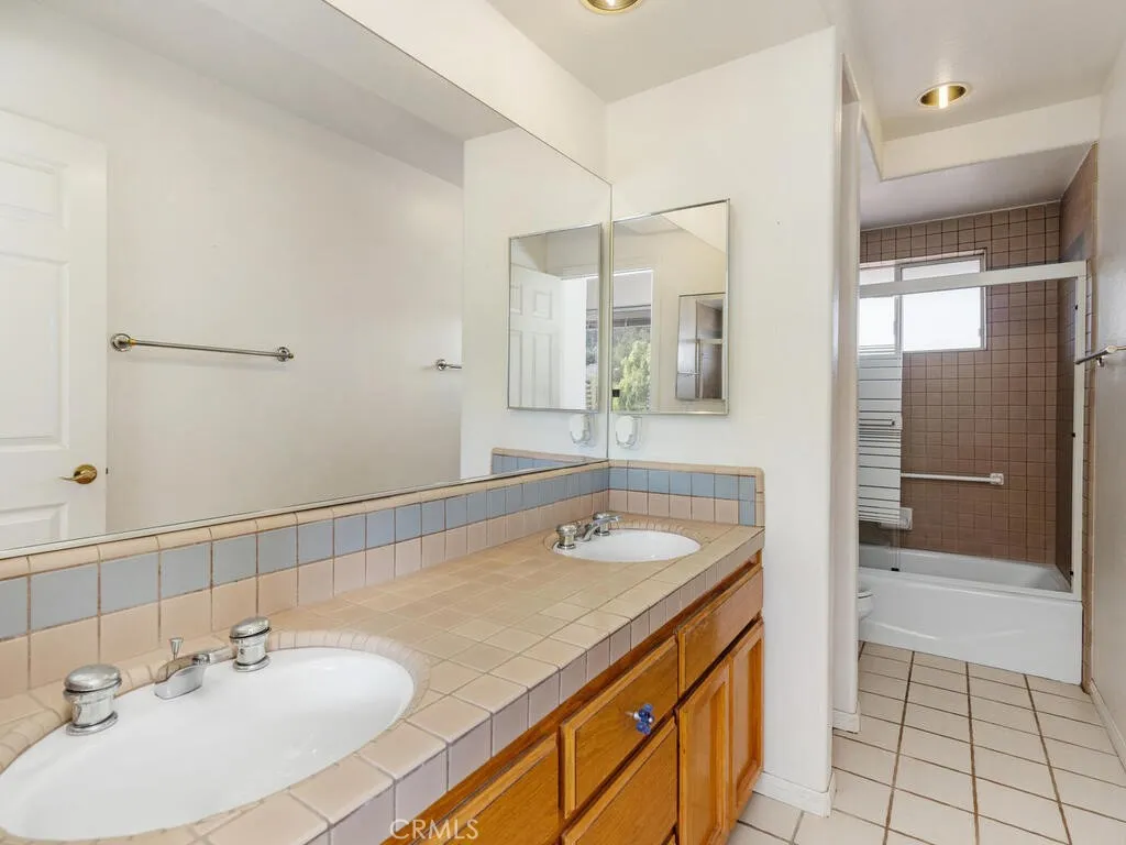 https://cdn.realtyfeed.com/cdn/127/306352291/4d87f8da0af0744a6602b5ff39874cd1.webp