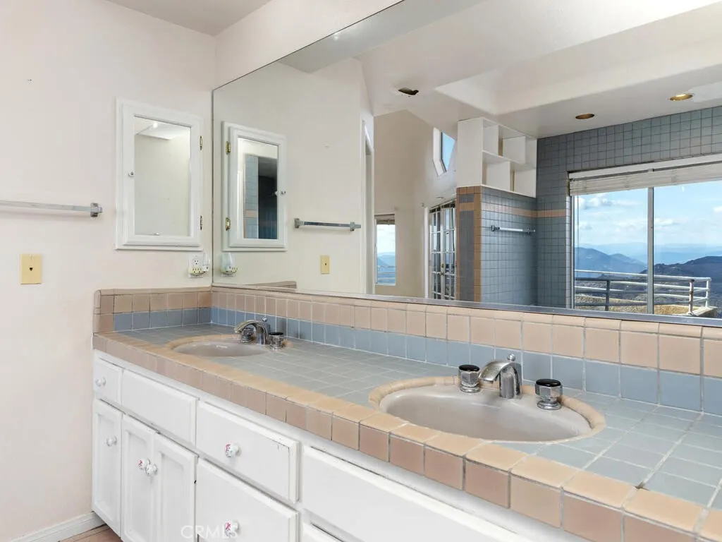 https://cdn.realtyfeed.com/cdn/127/306352291/d8fcf6690d562bb1a6413d93ba08c320.webp