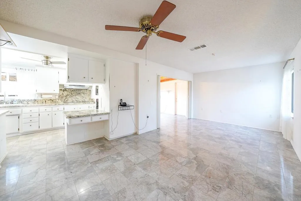 https://cdn.realtyfeed.com/cdn/127/306353664/4c275c4f6f166a9319300fa355110ad7.webp