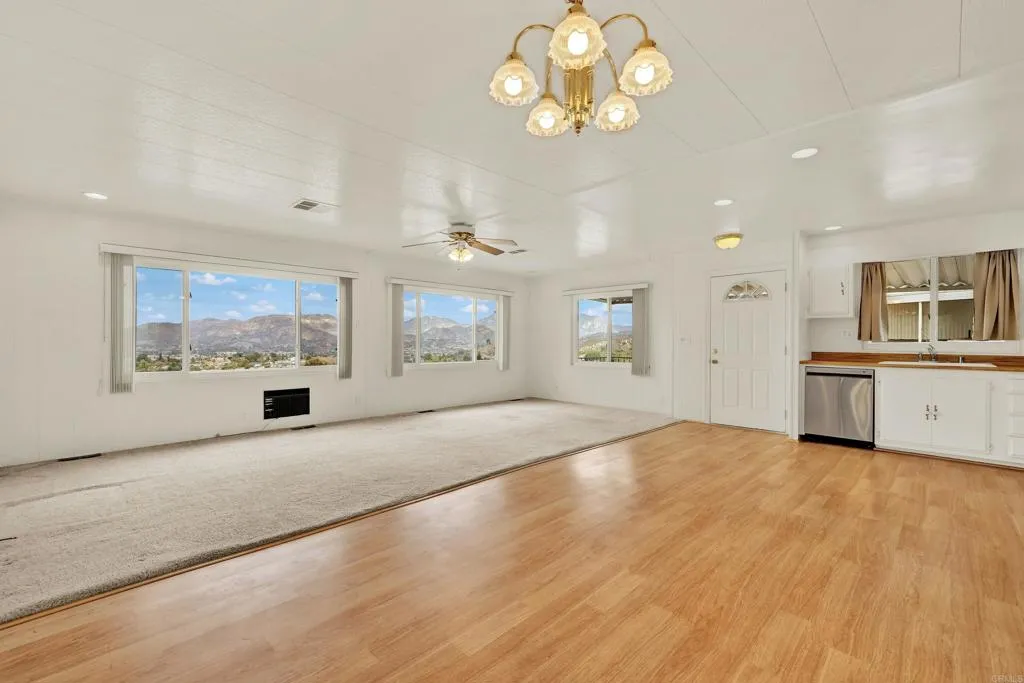 https://cdn.realtyfeed.com/cdn/127/306355571/f9145d4270492419658c0341aa8004e7.webp