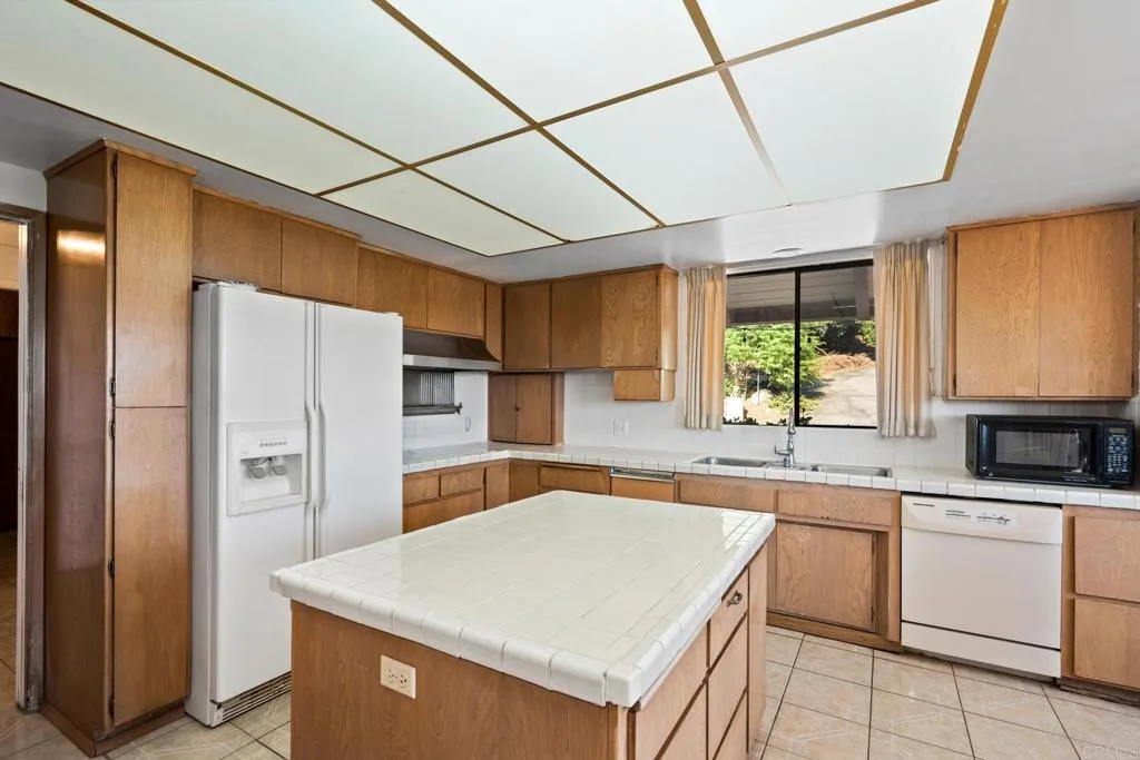 https://cdn.realtyfeed.com/cdn/127/306356367/87b7a939b3261227506d4d8b5f2c98a4.webp
