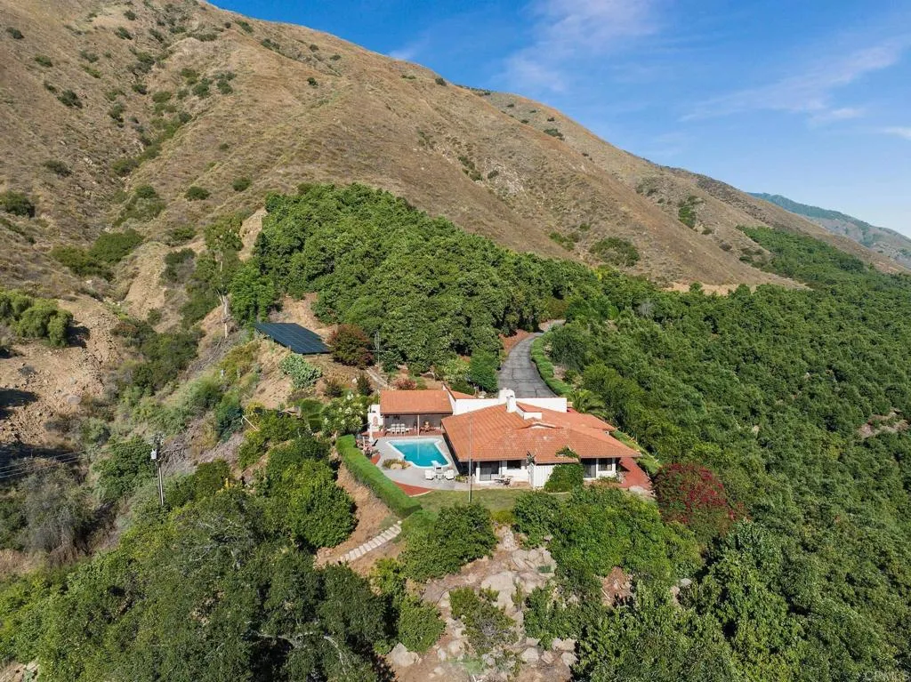 https://cdn.realtyfeed.com/cdn/127/306356367/e498e721035d9f8bff4535b29b9e18c0.webp