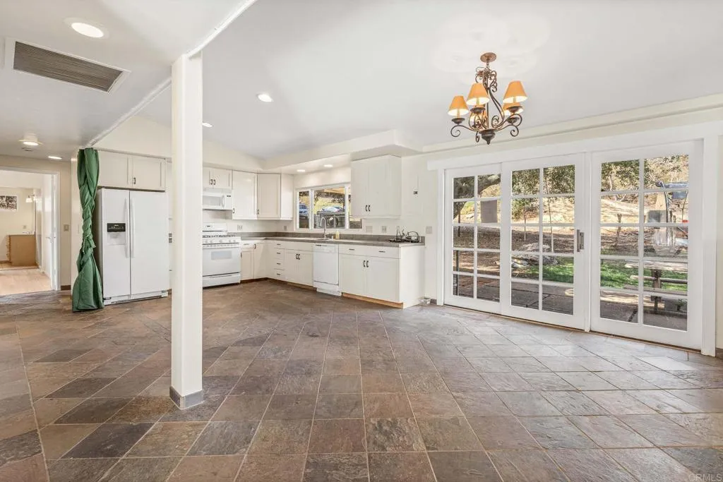 https://cdn.realtyfeed.com/cdn/127/306364604/09aafce205742e036575a2d48ee6bb5f.webp