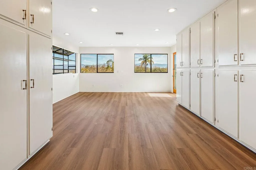 https://cdn.realtyfeed.com/cdn/127/306364604/6715fe297aefda9215abfd57f2613764.webp
