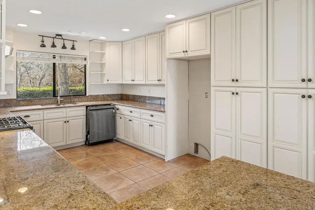 https://cdn.realtyfeed.com/cdn/127/306364604/7f3d71eadeaf1640aee8b1bed178fe09.webp