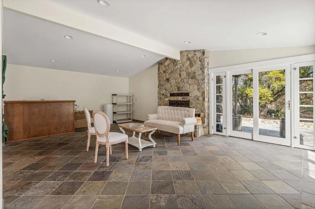 https://cdn.realtyfeed.com/cdn/127/306364604/d182d910a604f2501d8ef16cf75582ff.webp