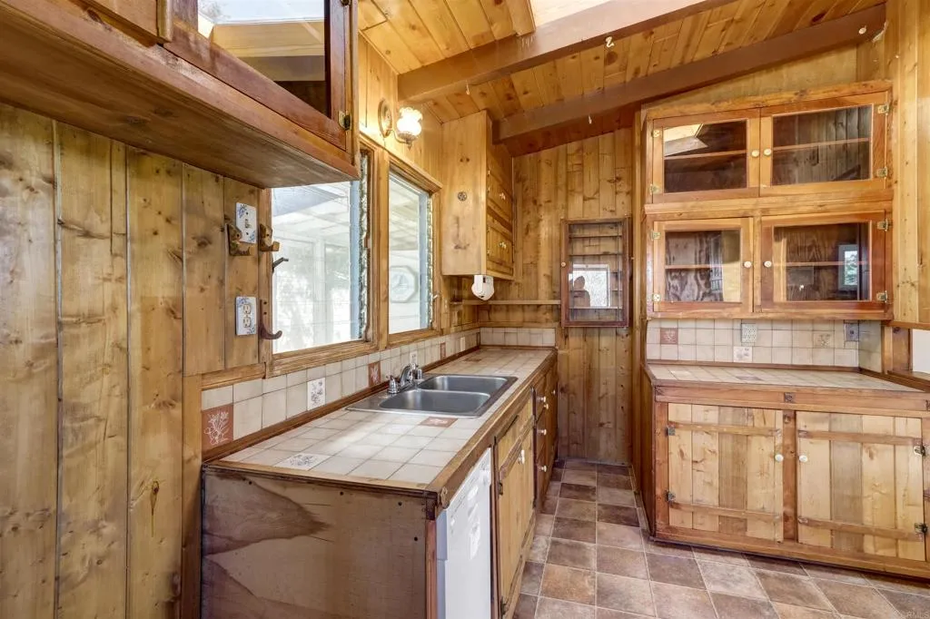https://cdn.realtyfeed.com/cdn/127/306364629/1cf0c8b3667bc46b030b44dc21e1a774.webp