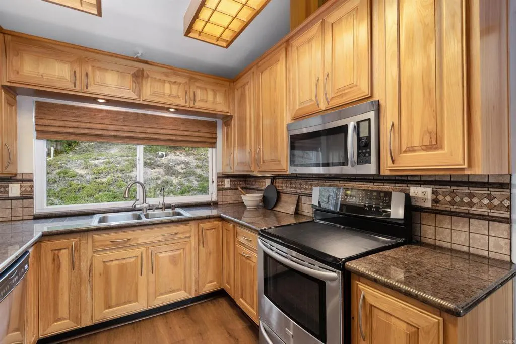 https://cdn.realtyfeed.com/cdn/127/306365169/1f062836e2de11034afd872bdd453632.webp