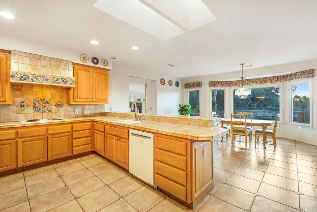 https://cdn.realtyfeed.com/cdn/127/306373771/efd6f42035d2655b8de38372f211db1c.webp