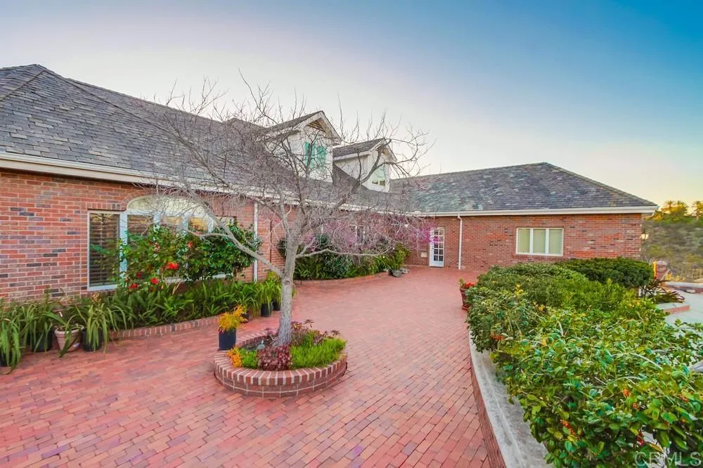 https://cdn.realtyfeed.com/cdn/127/306375111/2b69fe80aa25ac5e21f5ea27e6d2b084.webp