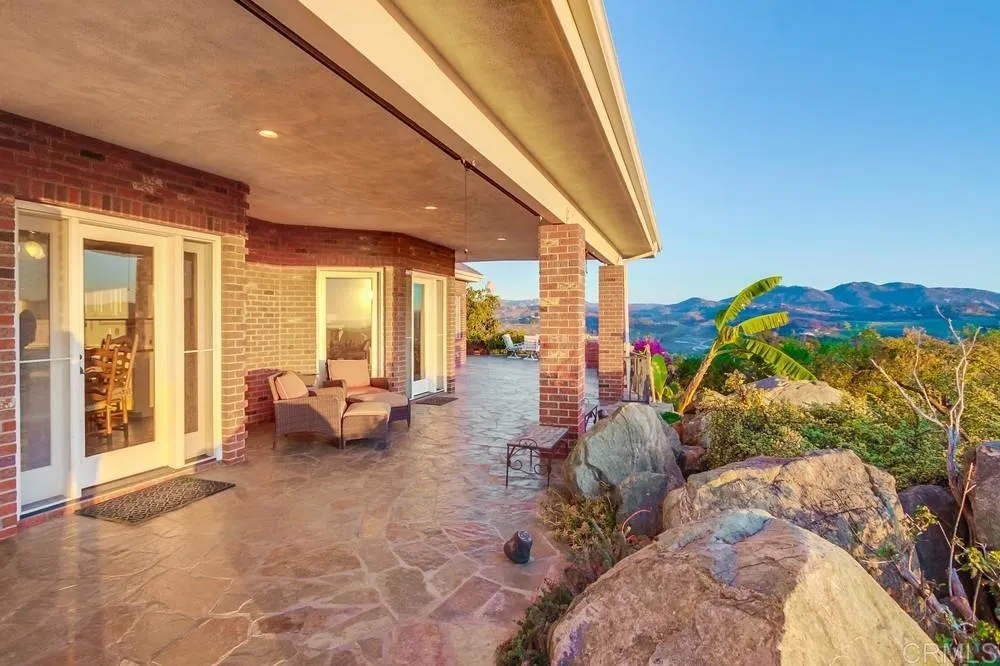 https://cdn.realtyfeed.com/cdn/127/306375111/8dd38d12df6194100d8ecc2ebbea4859.webp