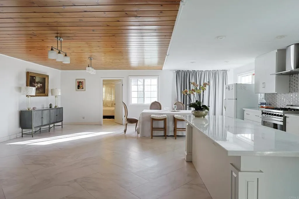 https://cdn.realtyfeed.com/cdn/127/306375420/8c877fd9bc738627ea58f7f4489f3799.webp