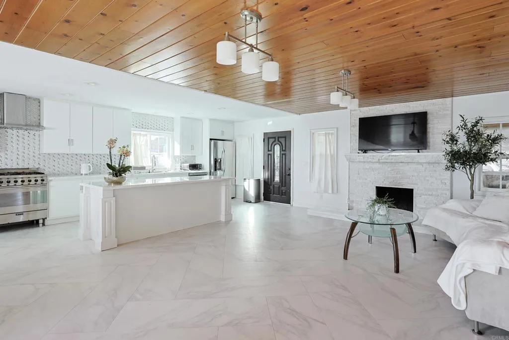 https://cdn.realtyfeed.com/cdn/127/306375420/d4154d085617cc21612b9d17805c7f59.webp
