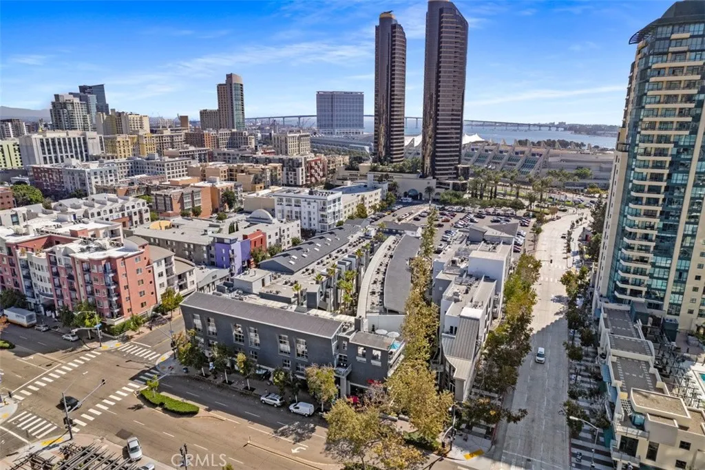 https://cdn.realtyfeed.com/cdn/127/306377171/0dd7d4792ff14b56bbe287e6380980af.webp
