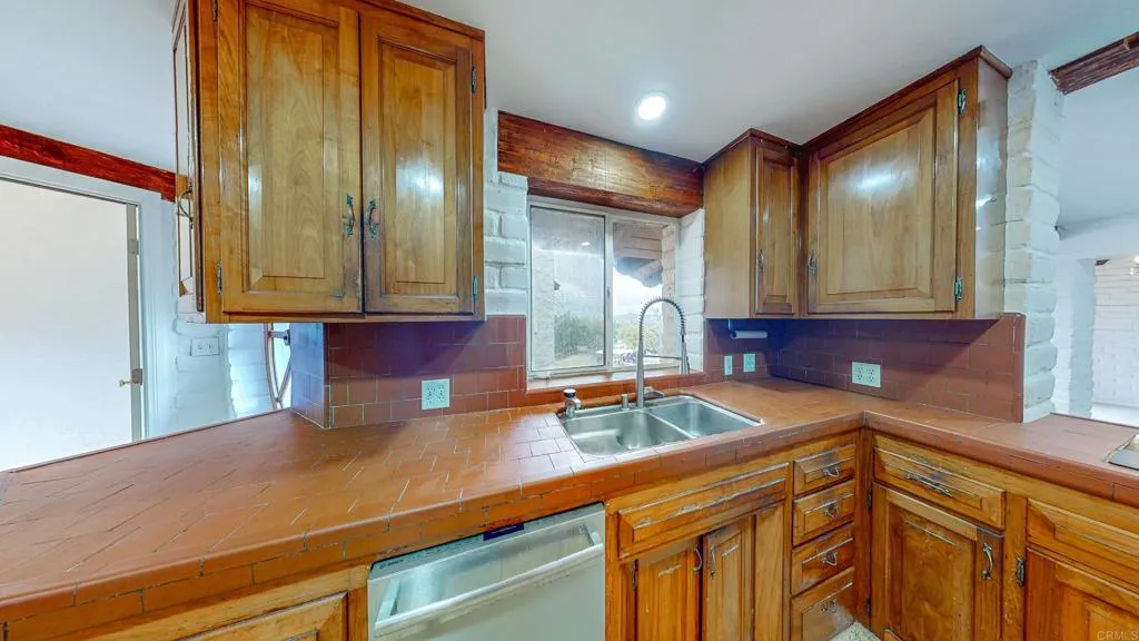 https://cdn.realtyfeed.com/cdn/127/306379297/f2eba26f9c942599a455c46f381020ca.webp