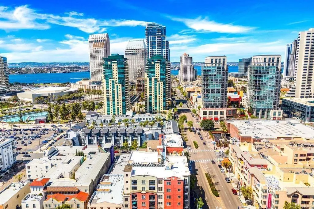https://cdn.realtyfeed.com/cdn/127/306381068/d6694f4cb6e6cf4c48ab0d022b15c4c9.webp