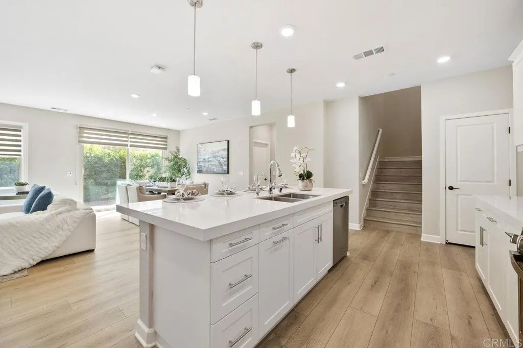 https://cdn.realtyfeed.com/cdn/127/306381366/92c7d8af7a20072161542dd252673126.webp