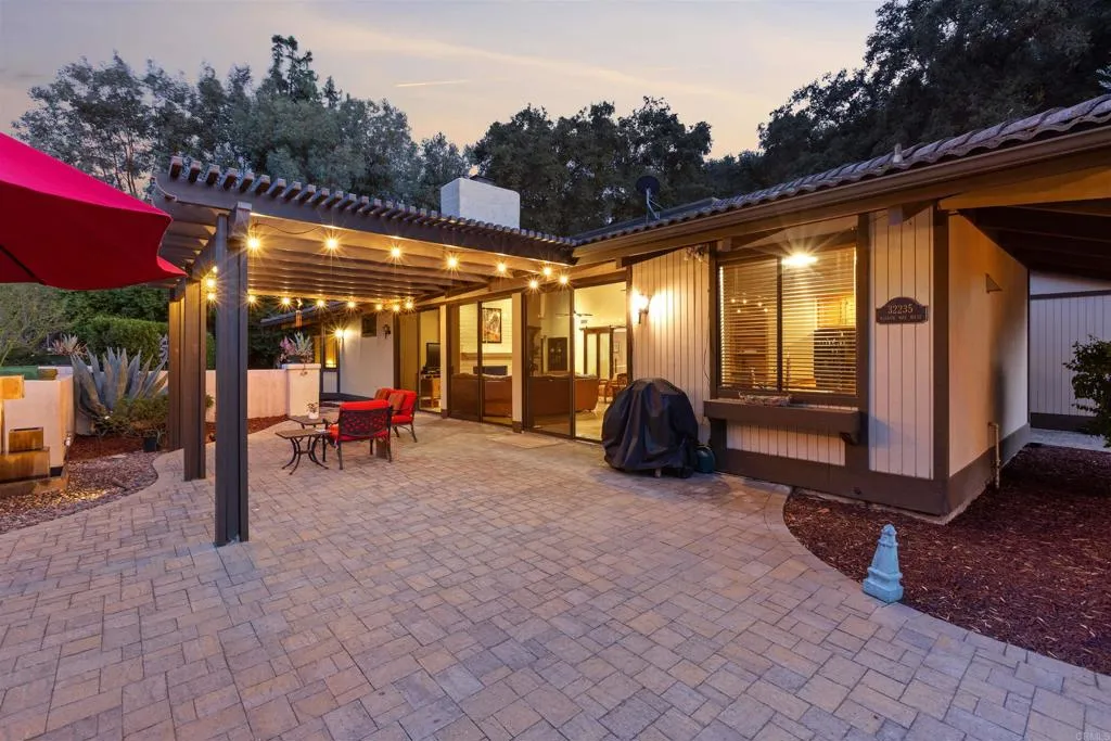 https://cdn.realtyfeed.com/cdn/127/306381580/86bbcadc288f754b4cbb7658c121a8ff.webp