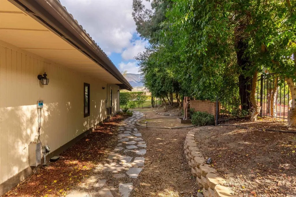 https://cdn.realtyfeed.com/cdn/127/306381580/e2c495e69081eeea11f6d89c72c579ef.webp