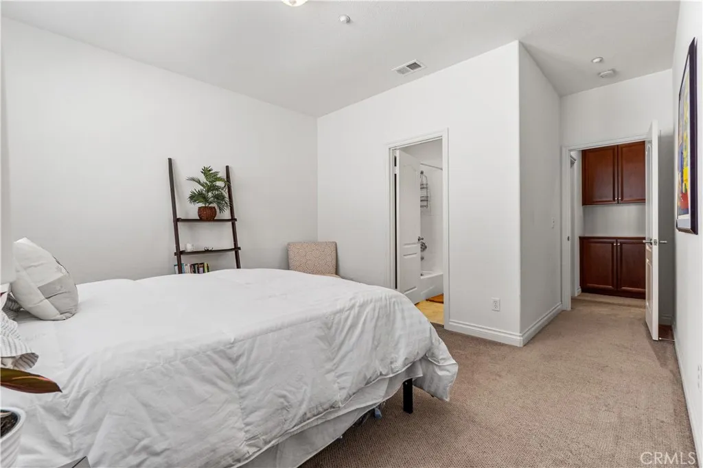 https://cdn.realtyfeed.com/cdn/127/306386363/85f486129910f3f90379aad081ccb9cb.webp