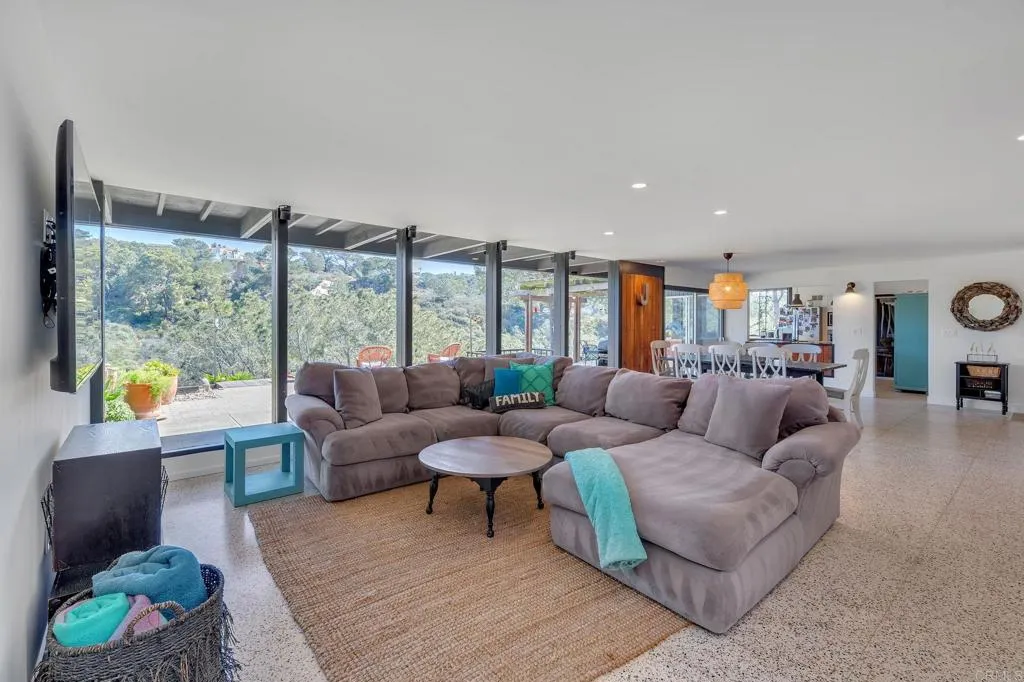 https://cdn.realtyfeed.com/cdn/127/306387010/e08b0610ba887f0f17714997ce259516.webp