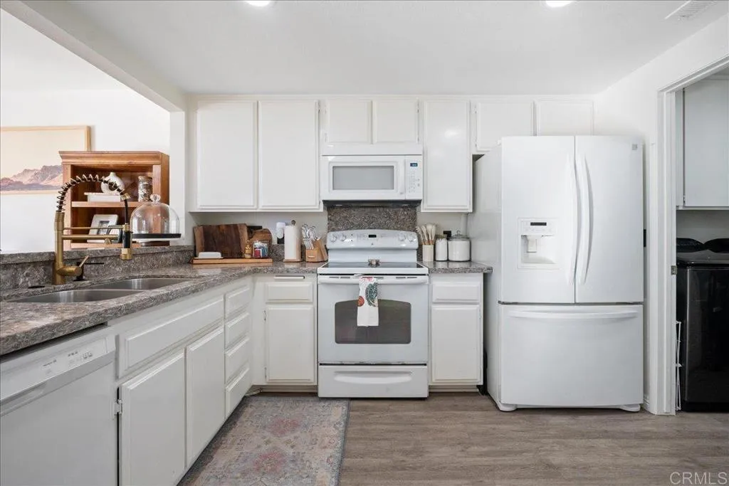https://cdn.realtyfeed.com/cdn/127/306387047/c10302cbfb16b766f1b2066f101aef83.webp