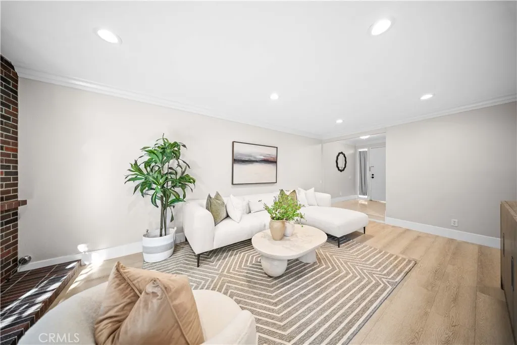 https://cdn.realtyfeed.com/cdn/127/306387766/fcf6f9d5fc0584a38d3e626618dc899b.webp