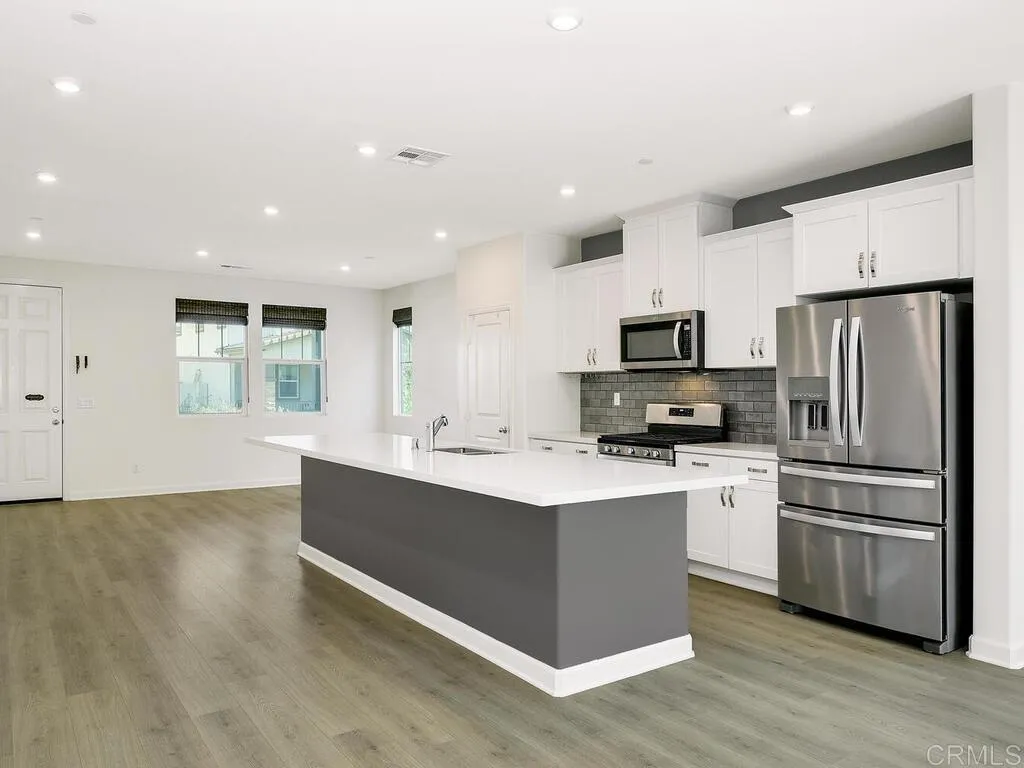 https://cdn.realtyfeed.com/cdn/127/306388259/cc425307eabeb4c004aa2ad9f49ccb79.webp