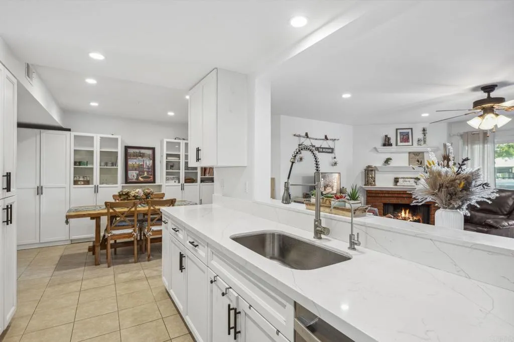 https://cdn.realtyfeed.com/cdn/127/306388395/850d36df71838f83eb7498bcc89d0117.webp