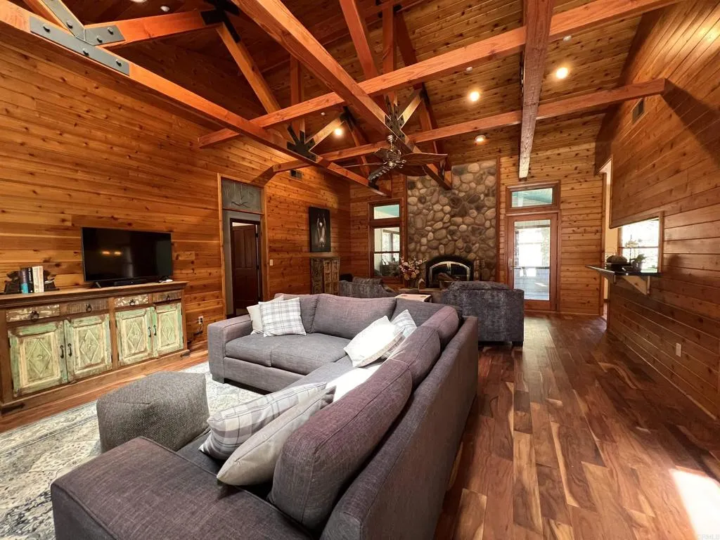 https://cdn.realtyfeed.com/cdn/127/306388758/50bc9ec112fb1cc687f308793943667c.webp