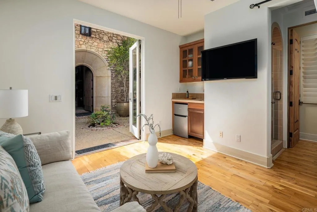 https://cdn.realtyfeed.com/cdn/127/306389697/c916368859b943ccfa895fa357f074ec.webp