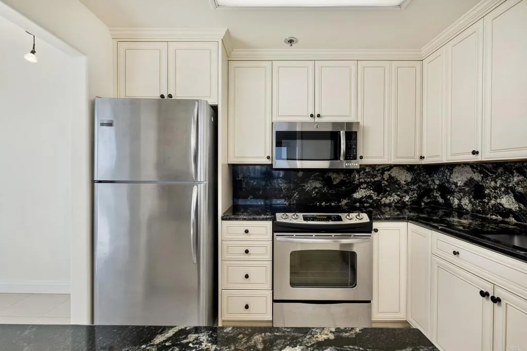 https://cdn.realtyfeed.com/cdn/127/306389861/985f5422ea0460f88c33cc182e1187b6.webp