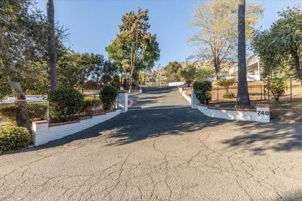 https://cdn.realtyfeed.com/cdn/127/306391600/37c6c6092be298cb1556f07bed0b0a40.webp