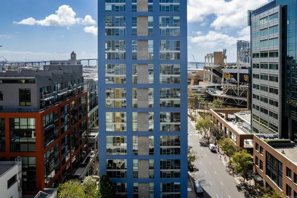 https://cdn.realtyfeed.com/cdn/127/306392262/8e17bf978602c4a598d221263e3d42e3.webp