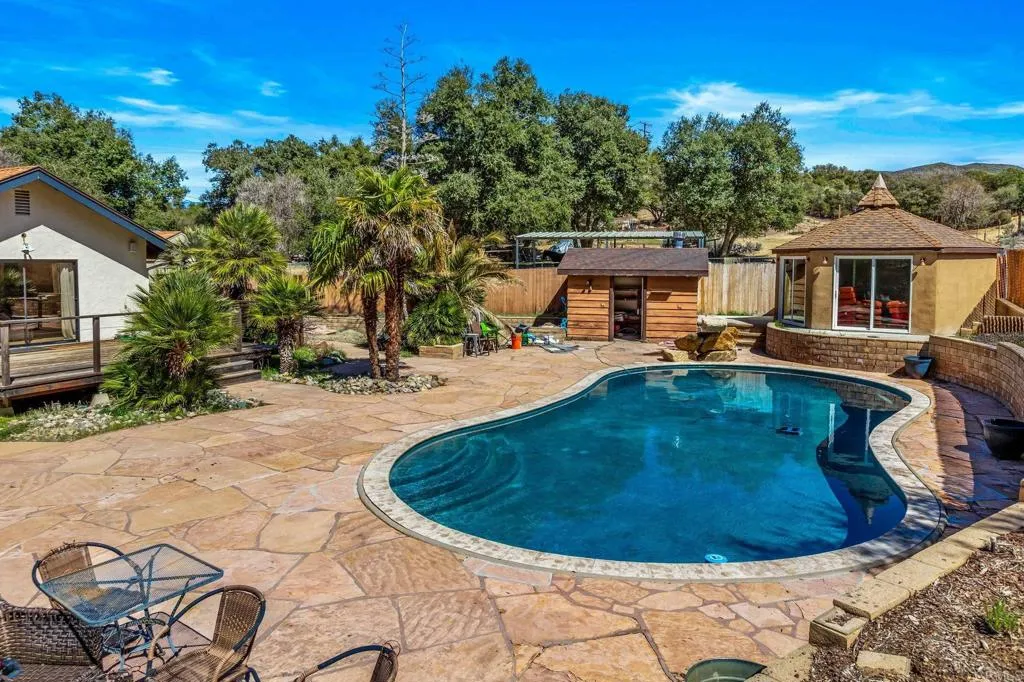 https://cdn.realtyfeed.com/cdn/127/306392429/93cd1e84b8fe0630cef226364fc17637.webp