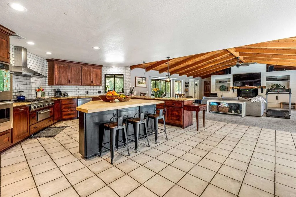 https://cdn.realtyfeed.com/cdn/127/306392429/afe1d1298bba9661f6c4818255b6e359.webp