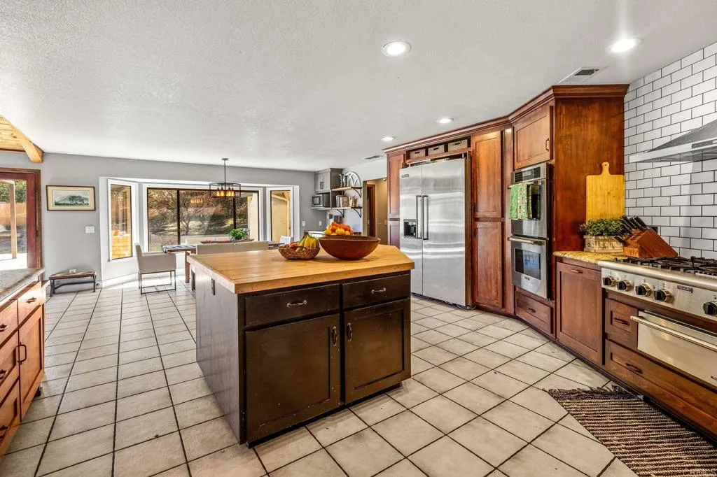https://cdn.realtyfeed.com/cdn/127/306392429/b9743b1ac75269aec704616e390d8e5e.webp