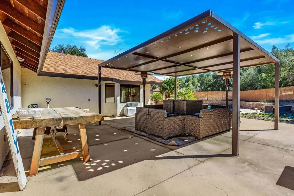 https://cdn.realtyfeed.com/cdn/127/306392429/c75d5695b264f5f8f7bd8e42f6a26053.webp