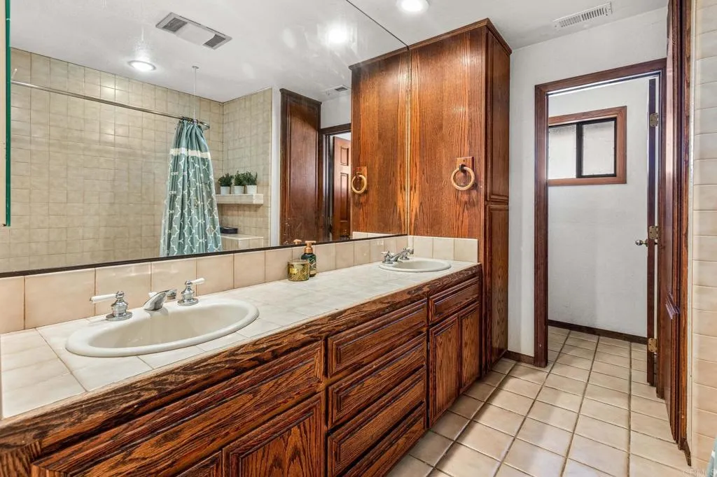 https://cdn.realtyfeed.com/cdn/127/306392429/fb613c4585a6fbf86200d54b3de7e9b9.webp