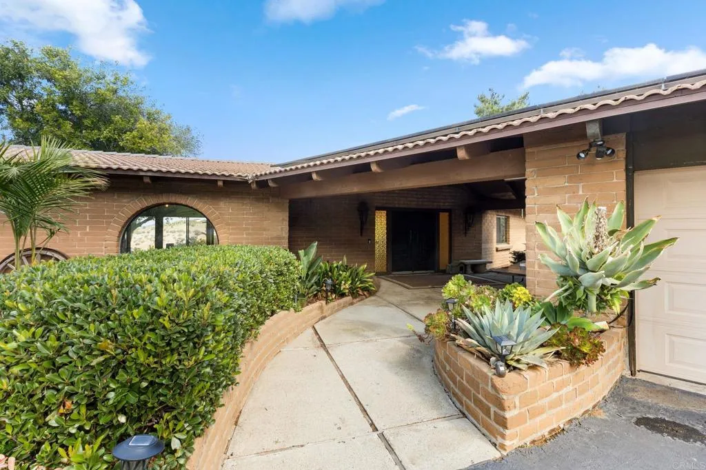 https://cdn.realtyfeed.com/cdn/127/306392571/26db8812843f34078178c32ce839a4ac.webp
