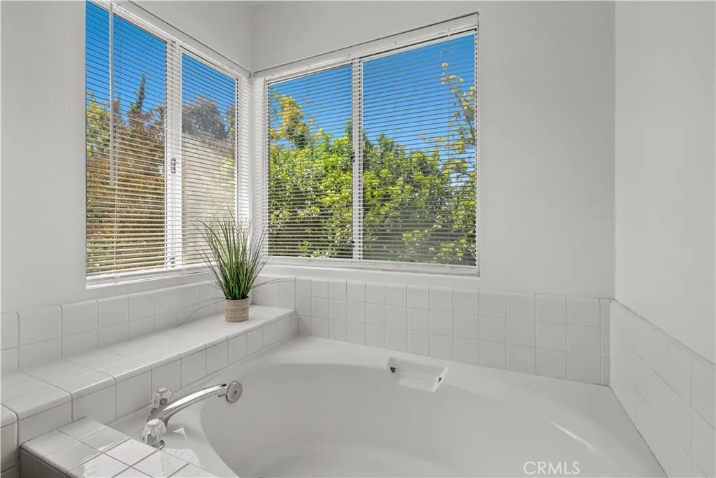 https://cdn.realtyfeed.com/cdn/127/306393709/7961199eaf38dc3f0bbf9c2a65777aa9.webp