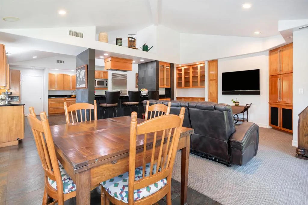 https://cdn.realtyfeed.com/cdn/127/306395349/951a48312db32f0a63f1786bd4a10f4e.webp