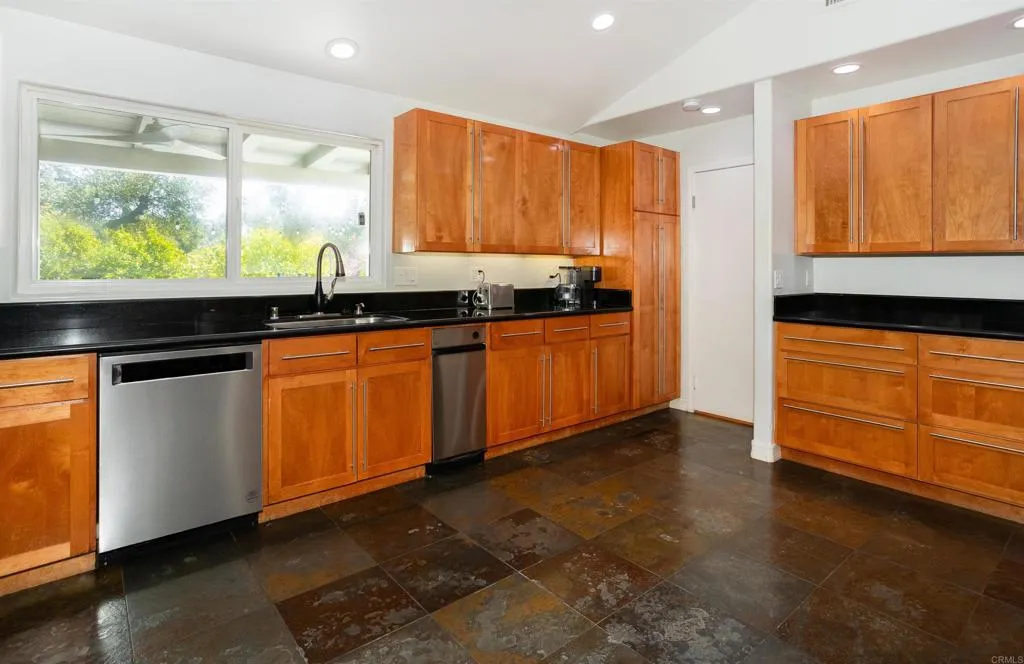 https://cdn.realtyfeed.com/cdn/127/306395349/c63bb91729ffc4776fe9c5368705b991.webp