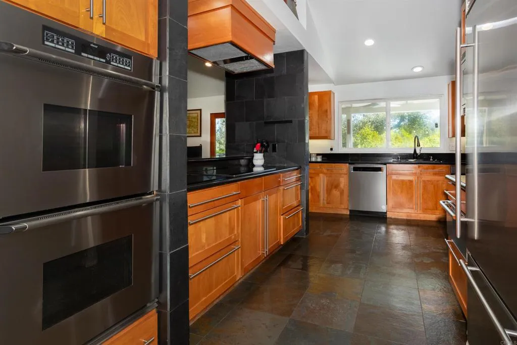 https://cdn.realtyfeed.com/cdn/127/306395349/d34580f9559e81cfdfbeb1d12e40e2b8.webp