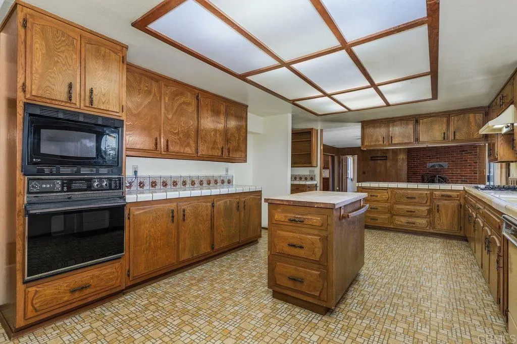 https://cdn.realtyfeed.com/cdn/127/306398359/361f1abb5d783f44057b22575e72f1f6.webp