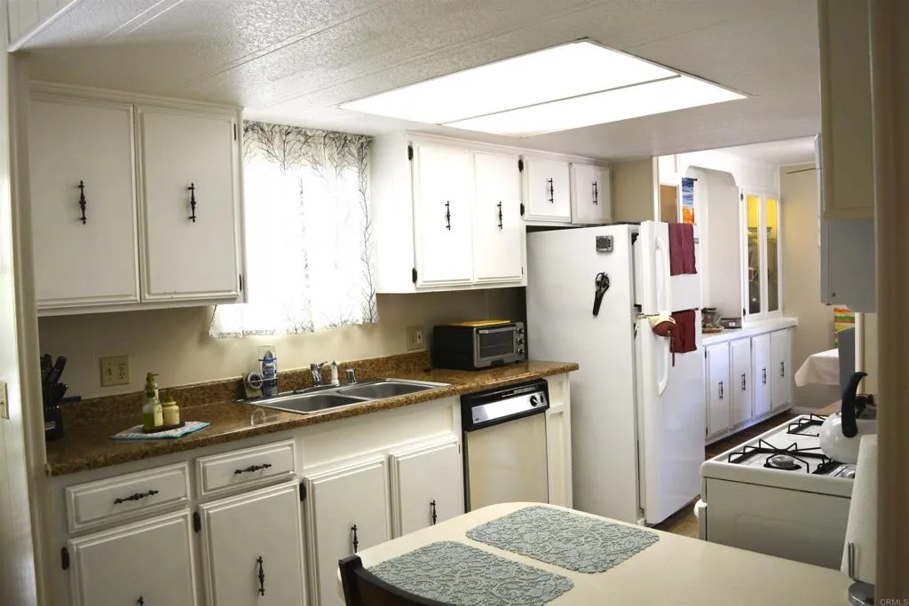 https://cdn.realtyfeed.com/cdn/127/306398724/20db74f48213e492e91be7d4fb492ace.webp